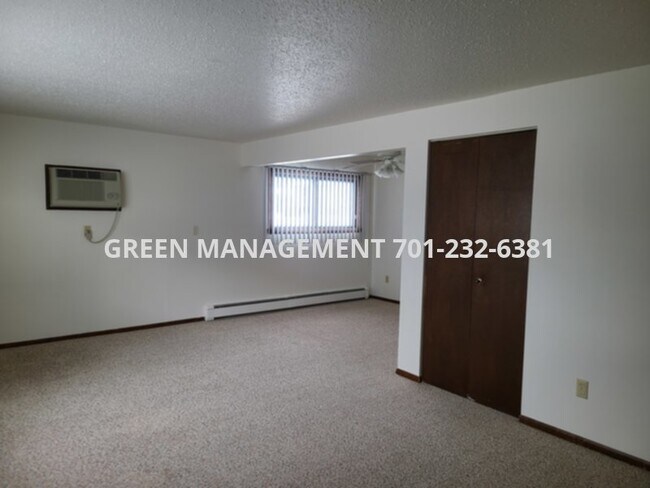 Building Photo - 1 Bedroom in 4 plex with garage and heat paid