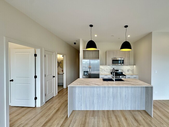 Foto del edificio - 6340 W Belmont Ave