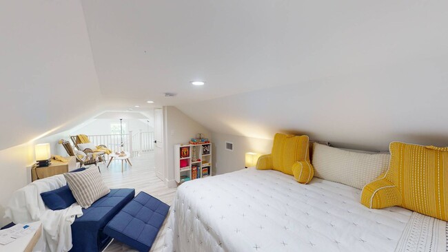 Building Photo - Charming Historic 2 Bedroom plus additiona...