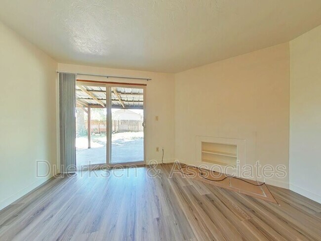 Building Photo - 652 NW Linden Ave