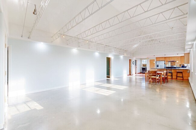 Building Photo - HUGE Spacious 3bd/2bth Full Top Floor Unit, In unit Laundry Available Now