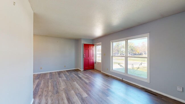 Building Photo - Available Now! 3 Bedroom Duplex, Quiet Nei...