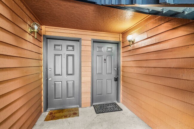 Building Photo - Large Remodeled 2bd, 1ba Condo Available i...