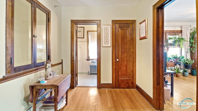 foyer and bathroom. - 1019 S Humphrey Ave