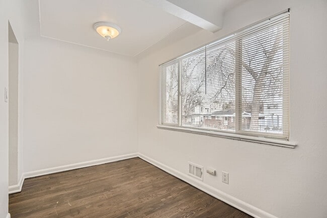Building Photo - Bright and open updated duplex located in a prime area of Rosedale!