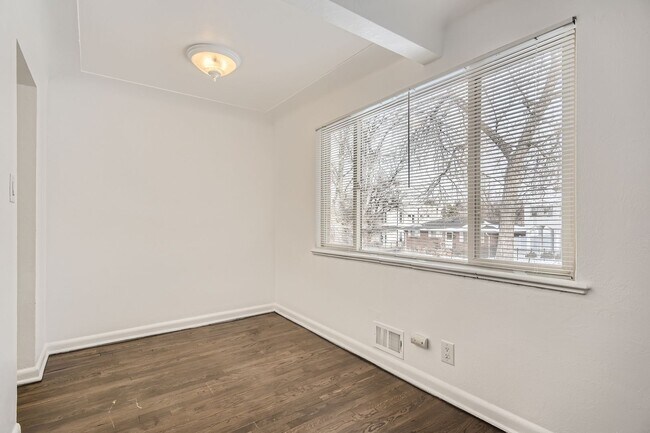 Foto del edificio - Bright and open updated duplex located in a prime area of Rosedale!