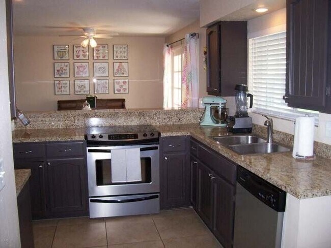 Foto del edificio - 2563 E Glade Ave