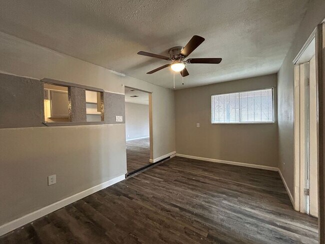 Foto del edificio - 5419 Little Creek Dr