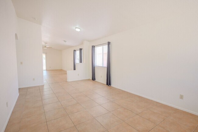 Foto del edificio - AVAILABLE NOW!! WON'T LAST!! CUTE 4 Bedroo...