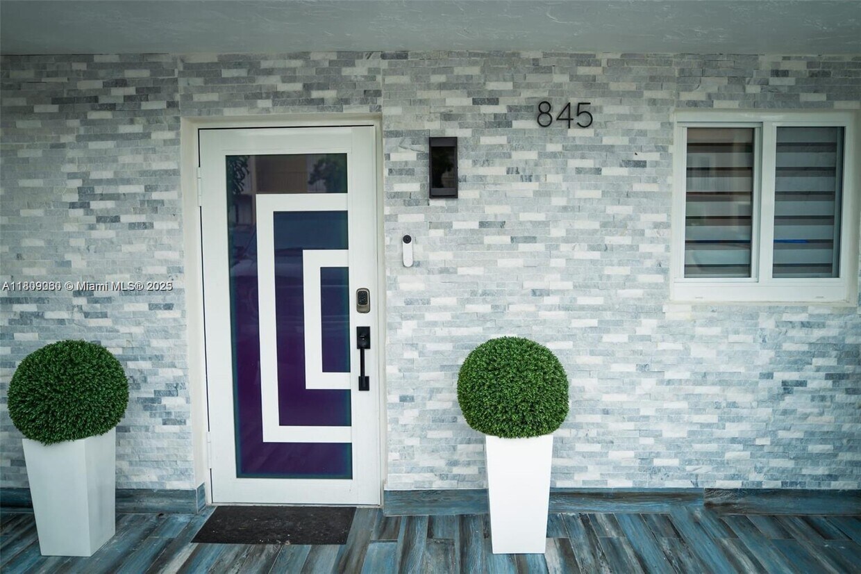 Foto principal - 845 W 79th Pl