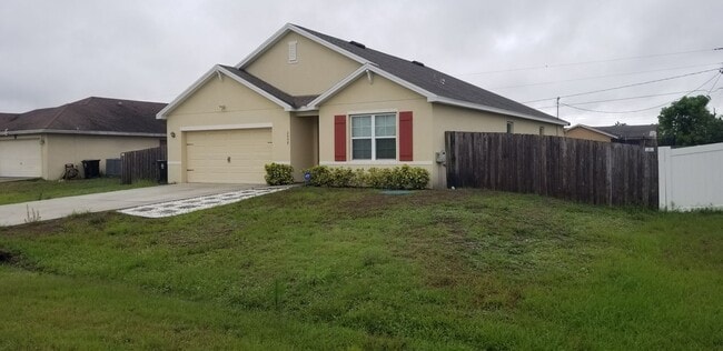Building Photo - Newer, Spacious 4 bedroom, 2 bath, 2 car g...