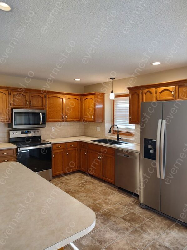 Building Photo - 1120 SW Brook Ct