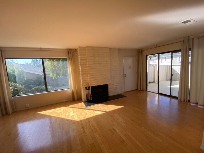 Building Photo - UTC Townhouse, Upgraded and Stylish, two o...