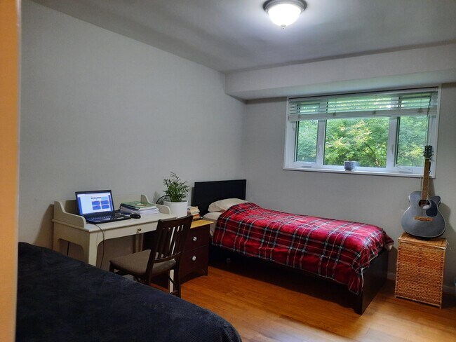 Foto del edificio - 10513 Montrose Ave