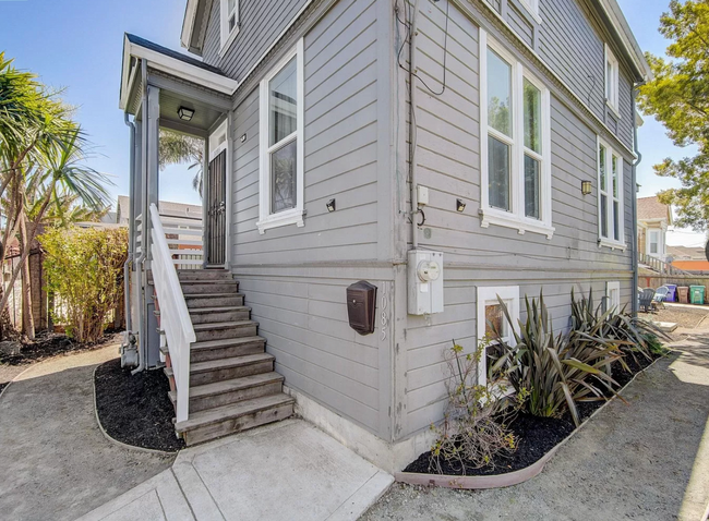 Building Photo - Renovated Victorian 4bed/2.5bath home!!