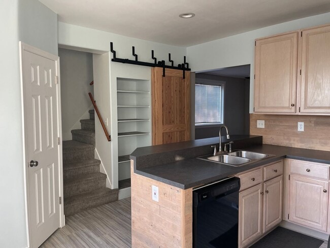 Building Photo - Lovely 4 Bedroom John Ball Park