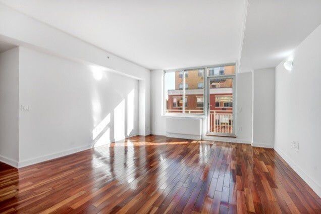 Primary Photo - 444 Manhattan Ave