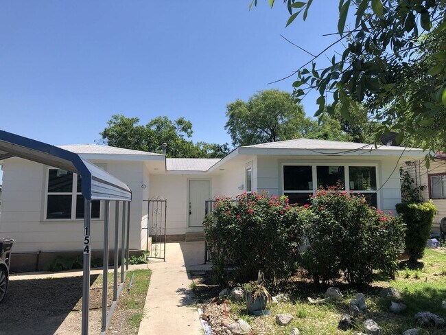 Foto del edificio - Newly Renovated & Move-In Ready 3-Bedroom with Pet-Friendly Perks! Pet Fee Waived!