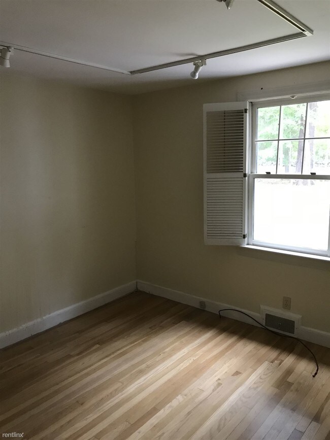 Foto del edificio - 2 br, 1 bath House - 34 Strawberry Hill St