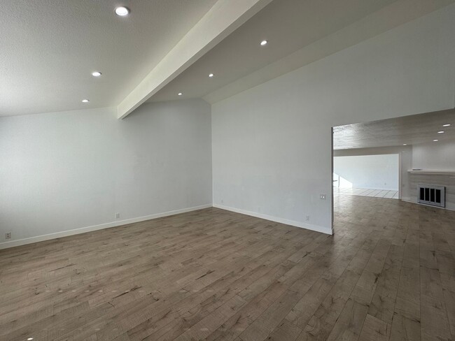 Building Photo - 4 bed 2 bath single house for lease in Chi...