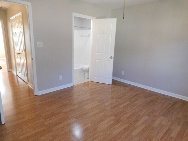 Foto del edificio - End Unit Townhome