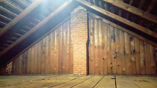 Building Photo - Rare pet-friendly downtown rental with off street parking and fenced yard!