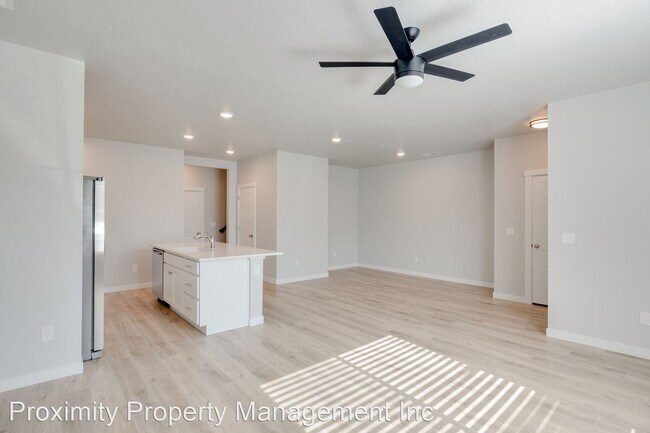 Building Photo - 3 br, 2.5 bath House - 302 S. Baraya Way