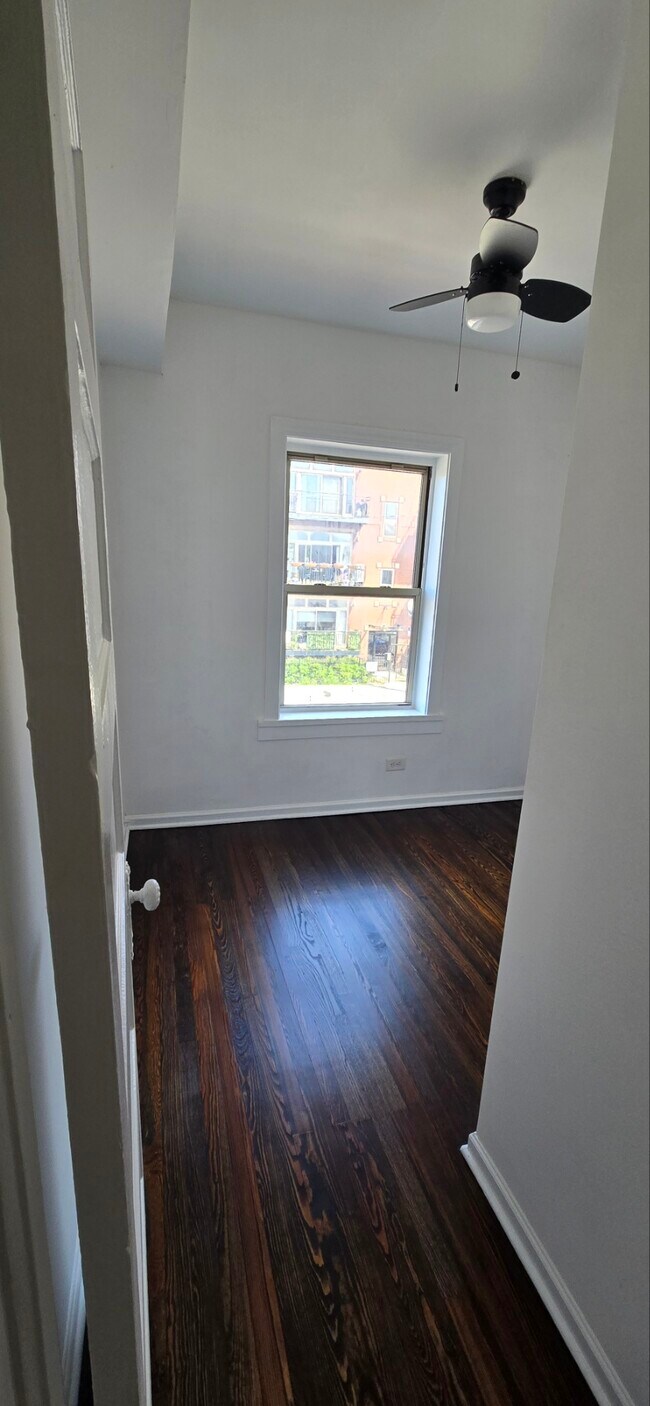 Foto del edificio - 2745 W Belmont Ave