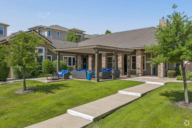 Outdoor Lounge - Riverside Villas Apartments
