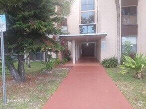 Building Photo - 14421 N Kendall Dr
