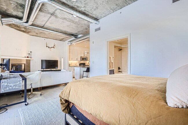 Building Photo - Boulder Bliss: Fully Furnished Studio