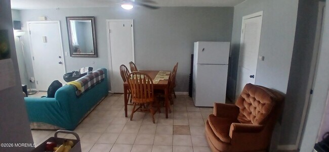 Building Photo - 124 College Dr