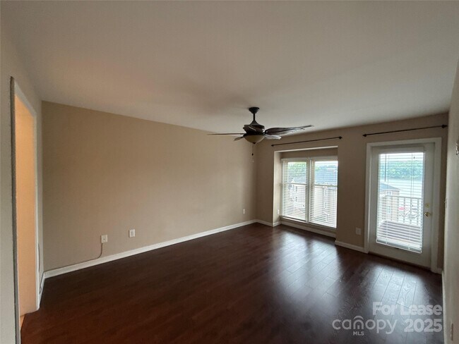 Foto del edificio - 9801 Emerald Point Dr