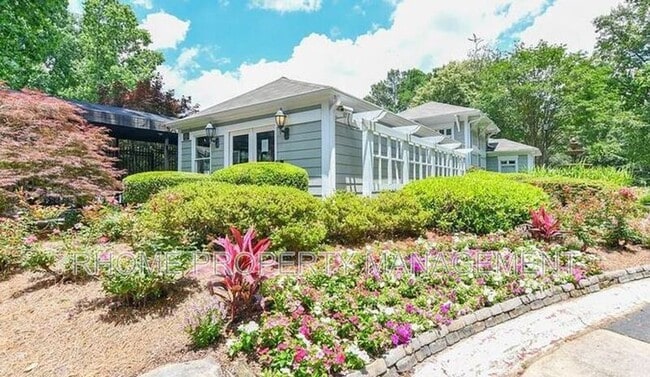 Photo - 510 Summit N Dr NE House