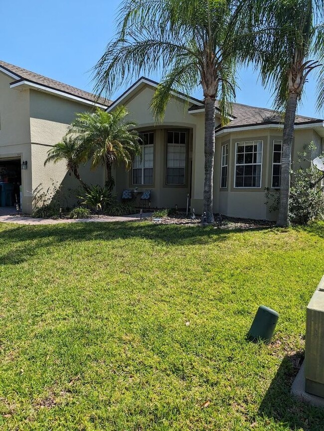 Foto del edificio - Spacious 4 bedroom with 3 bathrooms and se...