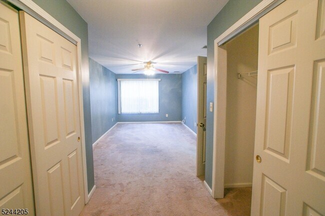 Building Photo - 213 Cambridge Ct