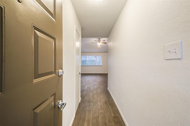 Building Photo - 3435 Edgecreek Dr
