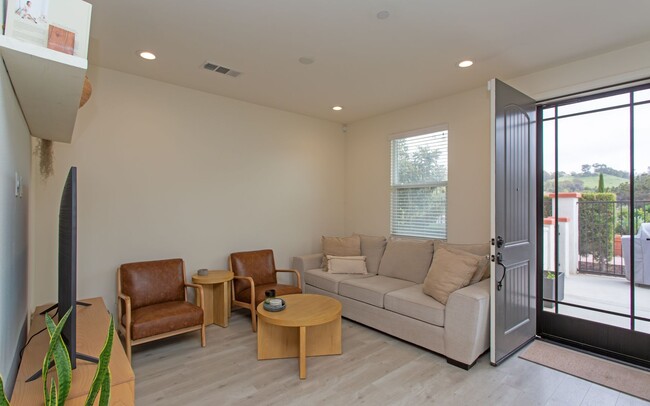 Building Photo - Large Corner-End Townhouse in Oceanside!