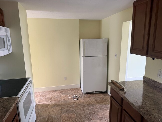 Building Photo - Charming 2-Bedroom 1 Bath Apt. in Middleboro