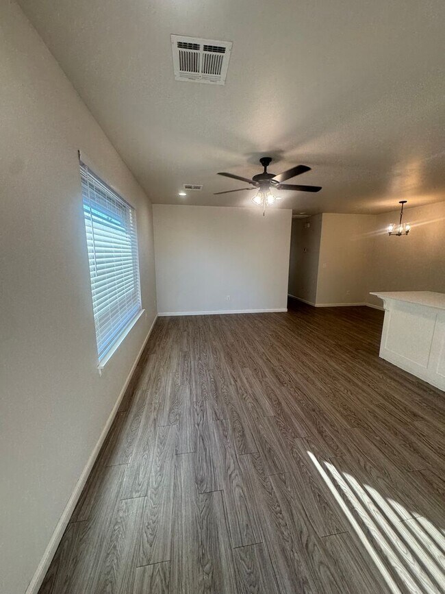 Building Photo - Duplex in Newcastle!