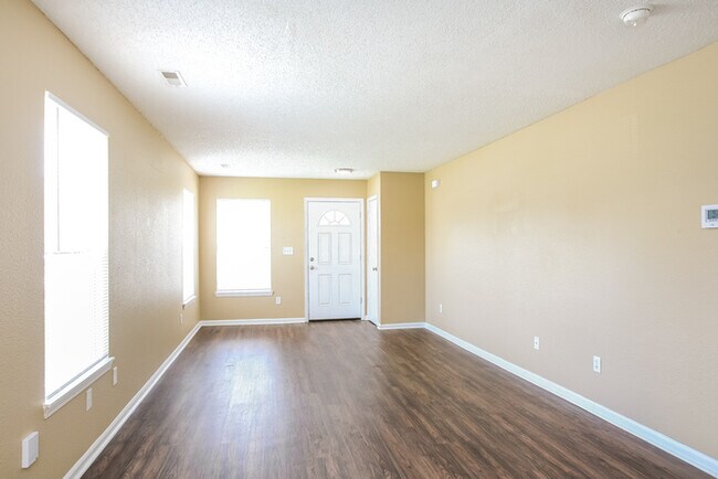 Building Photo - Great 3 Bedroom