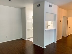 Building Photo - 2025 Augusta Dr