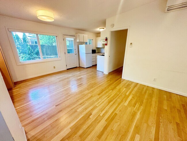 Photo - Beautiful 1-bedroom unit (half of a duplex... Apartment