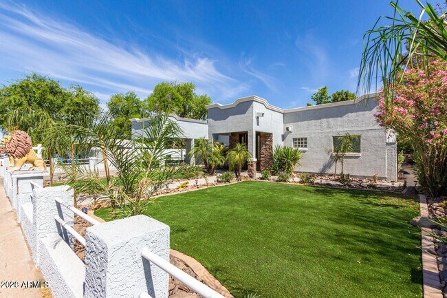 Foto del edificio - 1212 E McLellan Blvd