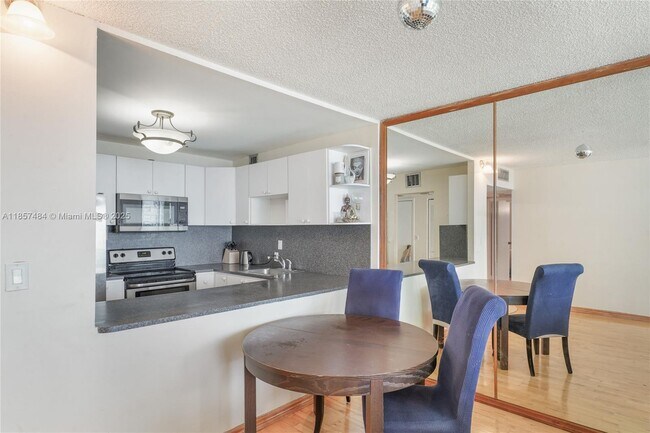 Building Photo - 100 Bayview Dr