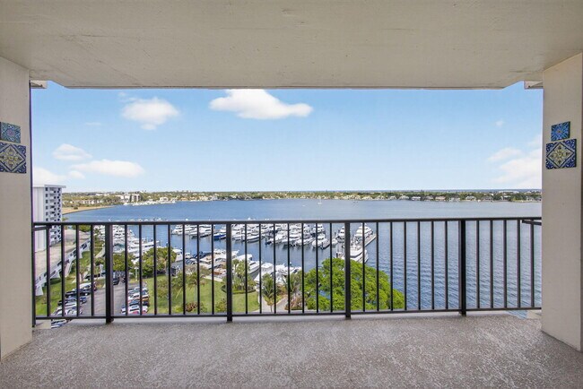 Foto del edificio - 134 Lakeshore Dr