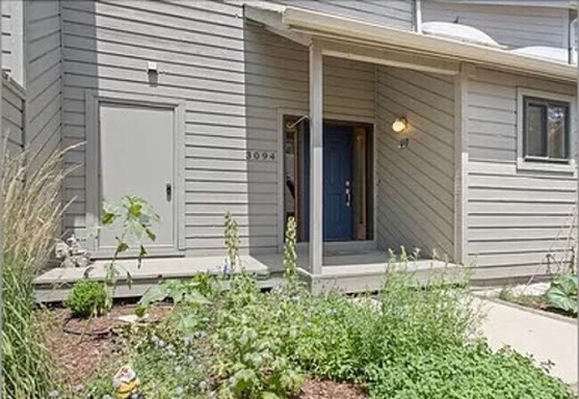 Foto del edificio - Charming 4-Bedroom Home in Prime Location!