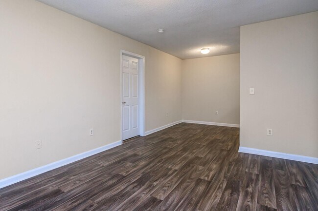 Foto del edificio - Village at the Creek Apartments