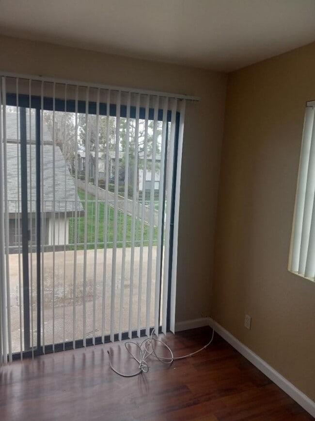 Building Photo - Move in Special ** $500 off 1st month's rent