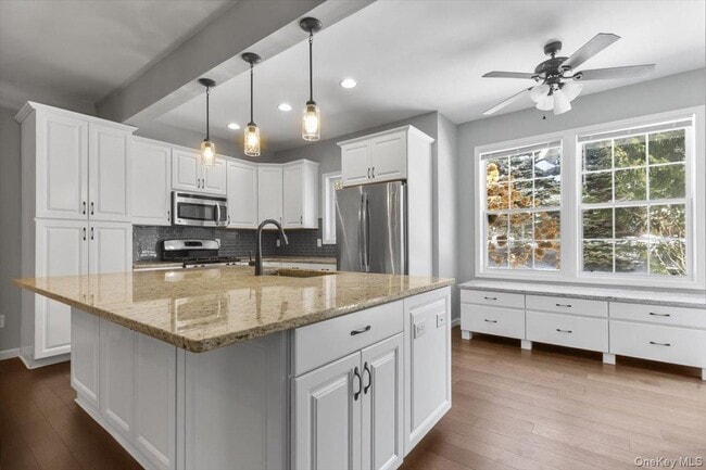 Building Photo - 135 N River Dr